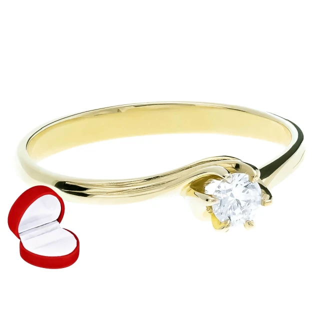 Schöner goldener Ring mit Zirkonia-Öse