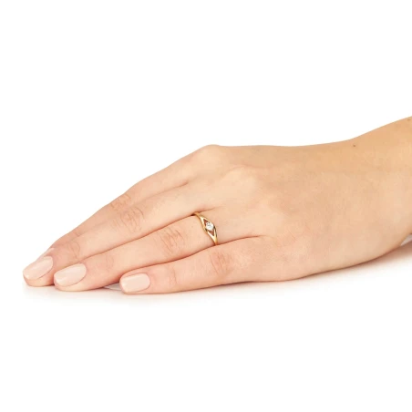 Minimalistyczny pierścionek z białym oczkiem 333