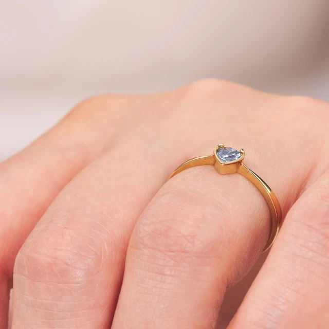 Goldener Herzring mit blauem Zirkonia