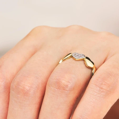 Złoty pierścionek serca z białymi kamieniami