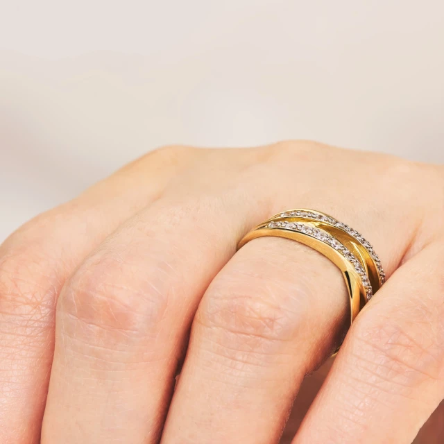 Goldener Ring mit Verflechtung