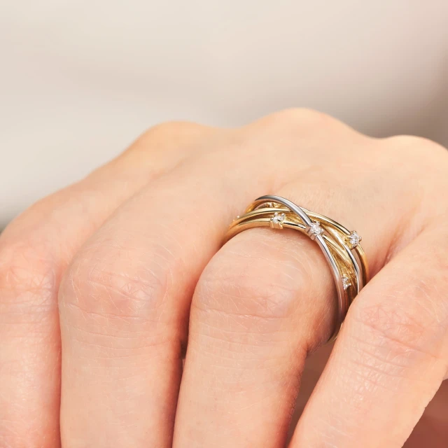 Goldener Ring mit Verflechtung