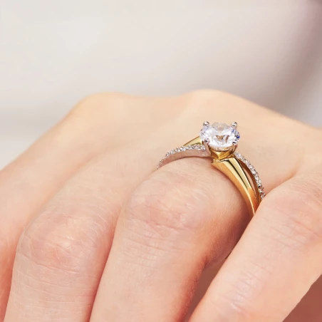Zaręczynowy złoty pierścionek z białe kamienie