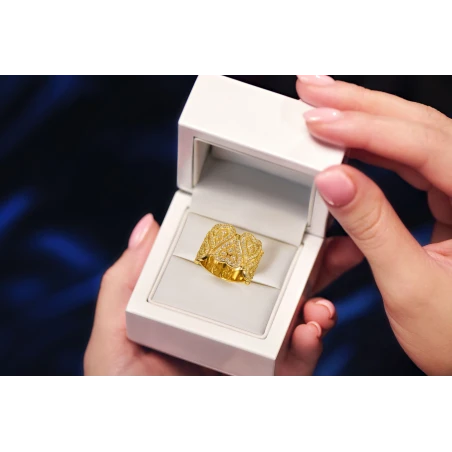 Złoty pierścionek 585 szeroki serca białe kamienie