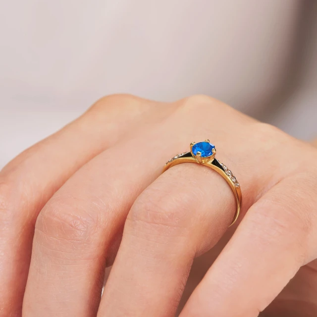Gold Ring Zirkonie Nur ein blauer Stein 585