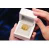 Złoty pierścionek 333 szeroki serca białe kamienie