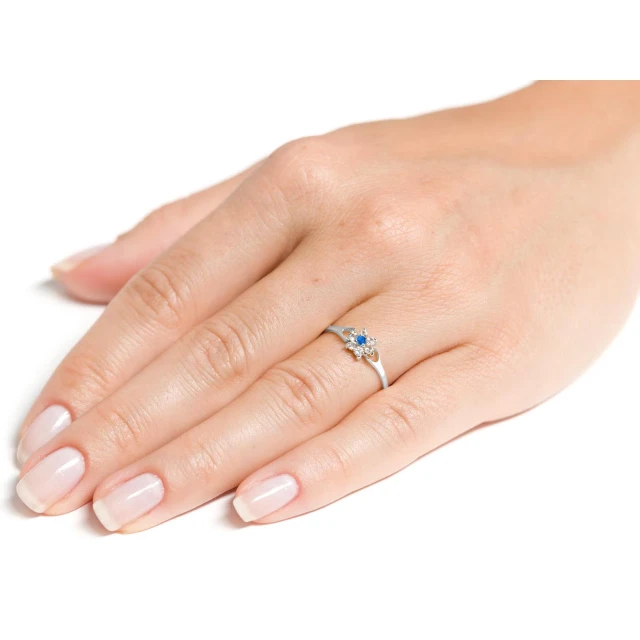 Srebrny pierścionek piękny Kwiat szafirowy kamień