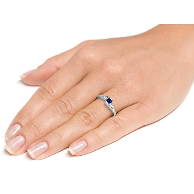 Asymetryczny srebrny pierścionek szafirowy