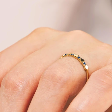 Złoty pierścionek serca szafirowe kamienie