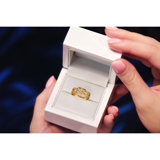 Modny złoty pierścionek szeroka obrączka cyrkonie