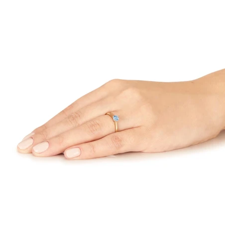 Oryginalny pierścionek zaręczynowy błękitny kamień