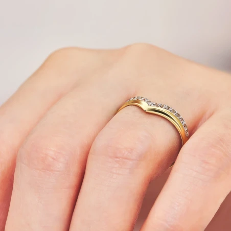Złoty pierścionek 585 klasyczny wzór białe cyrkonie