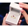 Delikatny pierścionek rubinowa cyrkonia