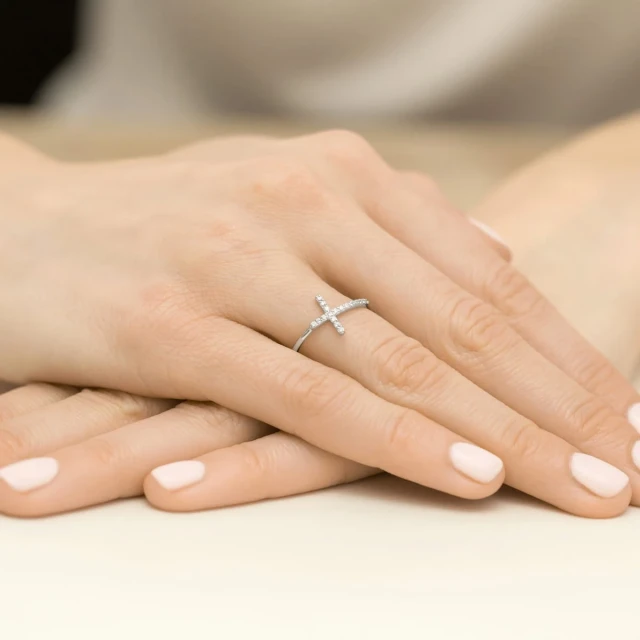 Złoty Pierścionek 585 Białe Złoto Krzyż Brylant Diamenty 0,09ct