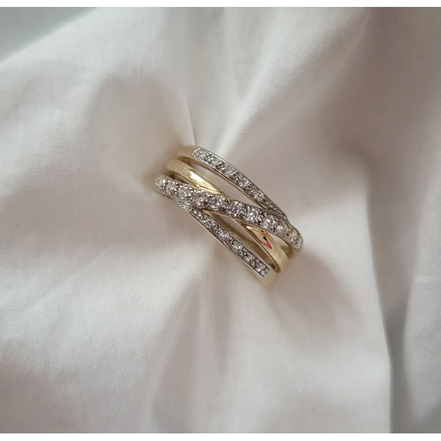 Złoty pierścionek szeroki z białymi kamieniami