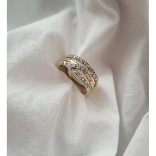 Złoty pierścionek szeroki 585 białe kamienie