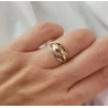 Złoty pierścionek 333 przeplatany wzór białe kamienie