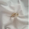 Złoty pierścionek 333 przeplatany wzór białe kamienie
