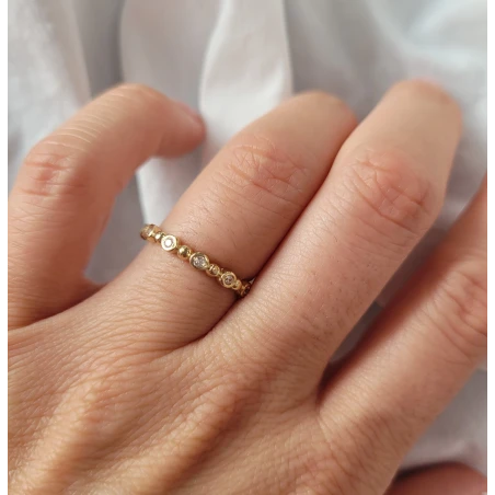 Cienki złoty pierścionek białe kamienie