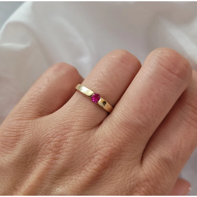 Złoty pierścionek rubinowy kamień próba 585