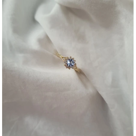 Złoty pierścionek 585 kwiatek błękitny kamień