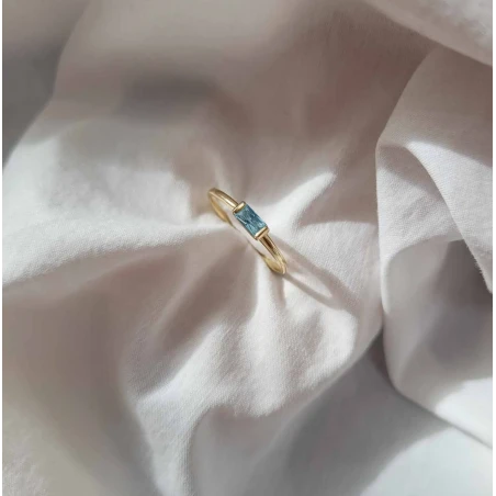 Złoty pierścionek delikatny błękitny kamień
