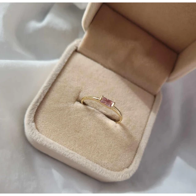 Złoty pierścionek delikatny różowy kamień