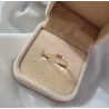 Złoty pierścionek delikatny różowy kamień