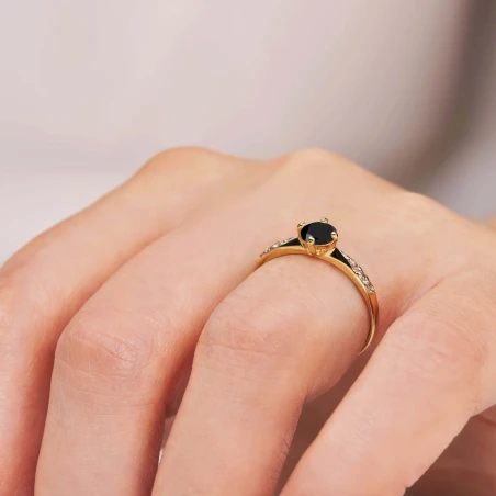 Zaręczynowy pierścionek złoty z czarnym kamieniem