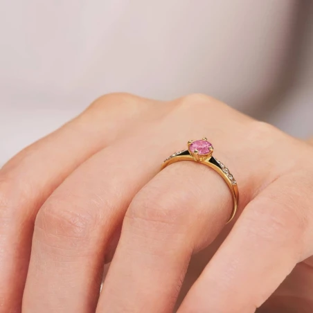 Zaręczynowy pierścionek złoty z różowym kamieniem