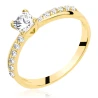 Złoty pierścionek zaręczynowy biały kamień