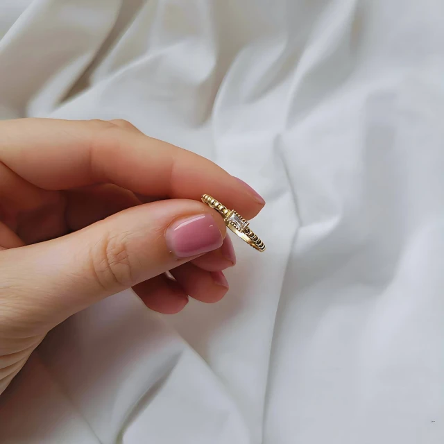 Złoty pierścionek kulki biały kamień próba 585