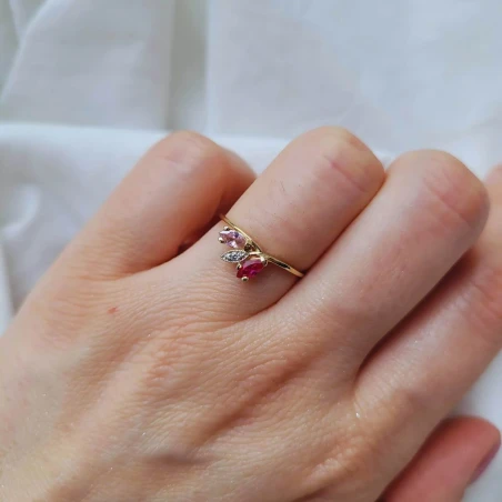 Złoty pierścionek różowo- rubinowy
