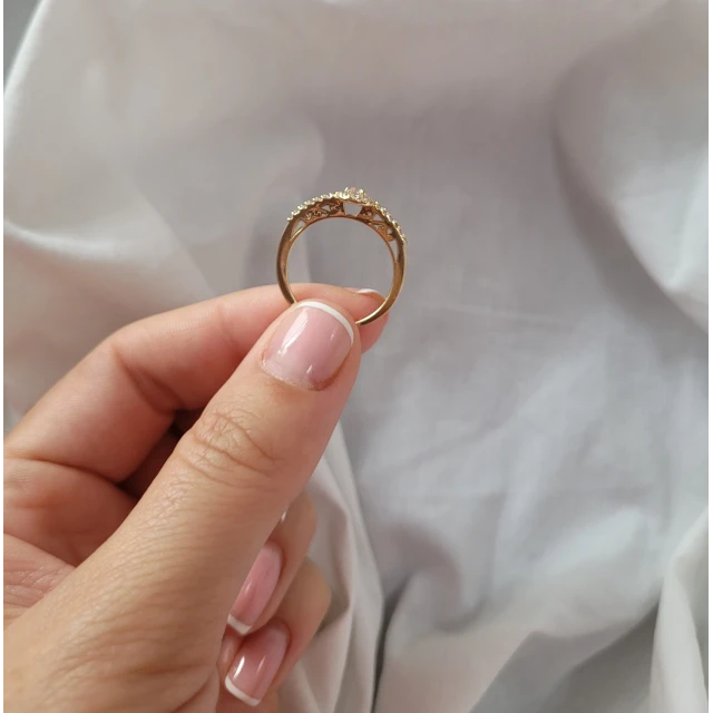Złoty pierścionek 585 białe cyrkonie