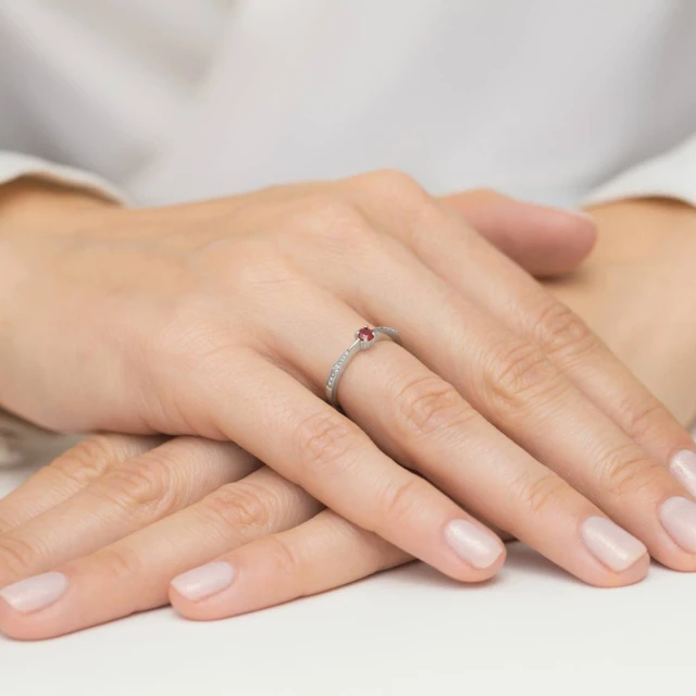 Złoty Pierścionek 585 Białe Złoto Z Rubinem Diamenty 0,15ct Certyfikat