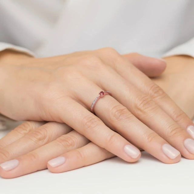 Złoty Pierścionek 585 Różowe Złoto Z Rubinem Diamenty 0,15ct Certyfikat