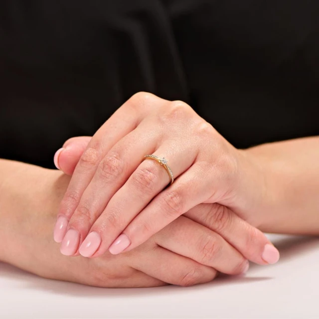 GOLDENER RING mit Strasssteinen