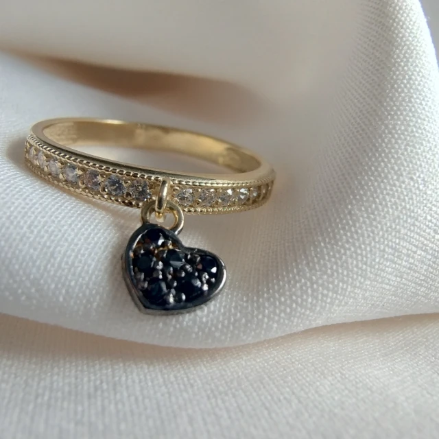 Goldener Ring Hängendes Herz Schwarz