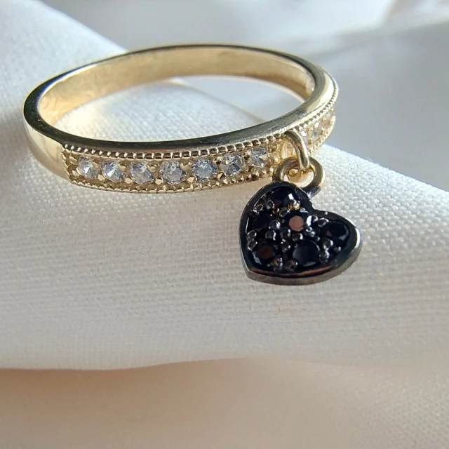 Goldener Ring Hängendes Herz Schwarz