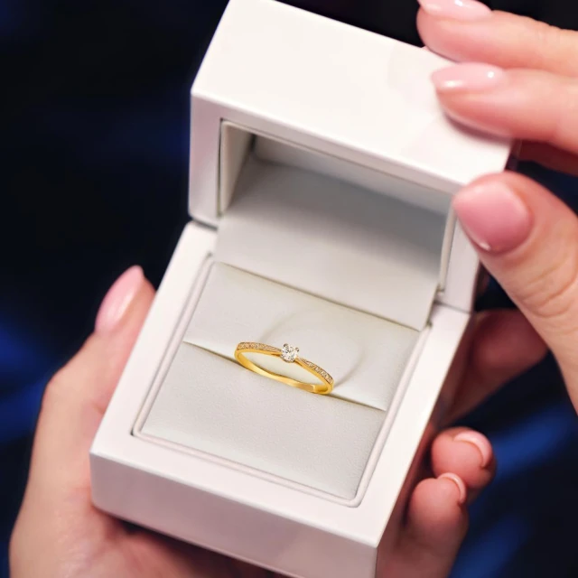 copy of GOLD RING mit Strasssteinen 585