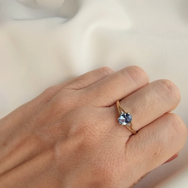 Złoty pierścionek z błękitną markizą