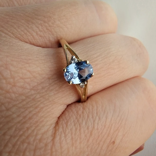 Złoty pierścionek z błękitną markizą