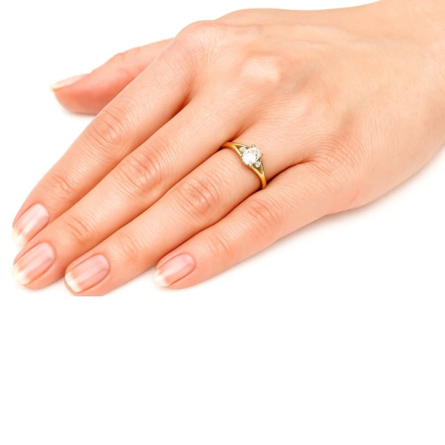 Eleganter Goldring mit Strasssteinen