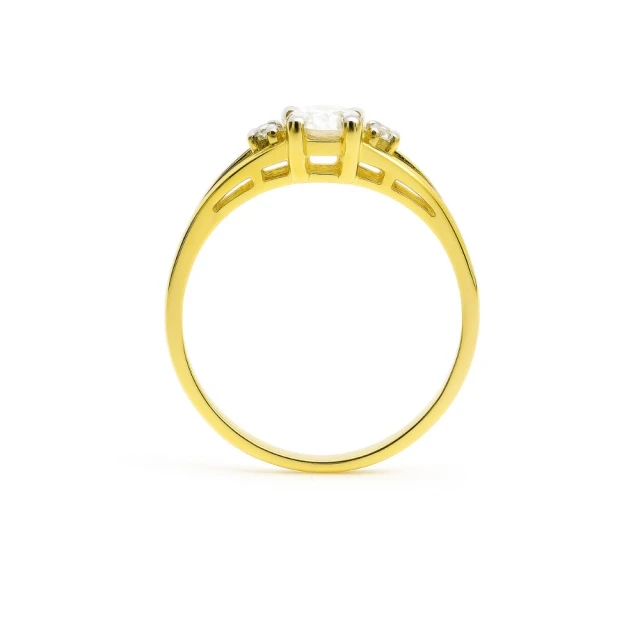 Eleganter Goldring mit Strasssteinen