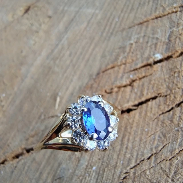 Modischer Goldring mit Strasssteinen Marquise Blue