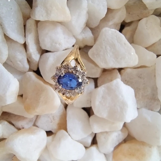 Modischer Goldring mit Strasssteinen Marquise Blue