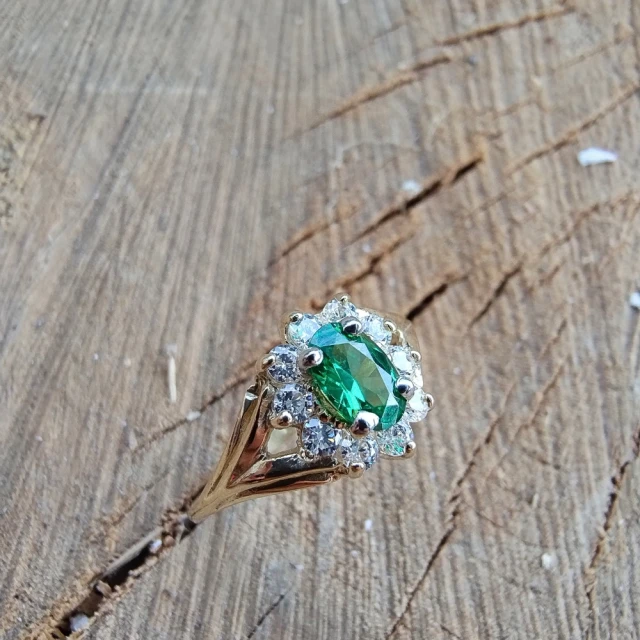 Modischer Goldring mit Strass smaragdgrüner Markise