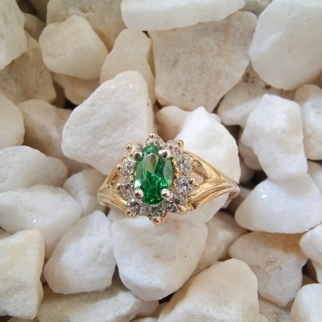 Modischer Goldring mit Strass smaragdgrüner Markise