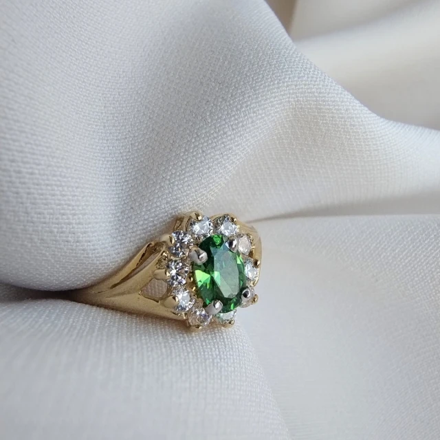 Modischer Goldring mit Strass smaragdgrüner Markise