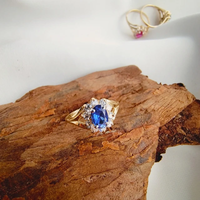 Modischer Goldring mit Strasssteinen Marquise Blue